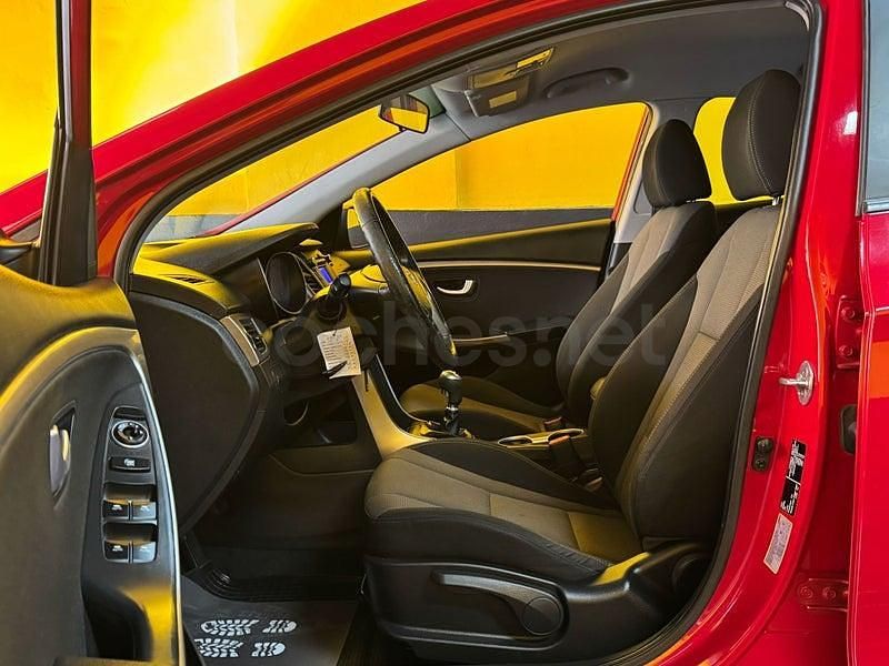 Usado Hyundai i30 110 CV (80 kW) 2012 Rojo Berlina