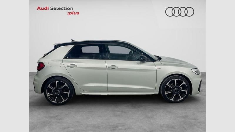 Usado Audi A1 Sportback Black Edition 110 CV (80 kW) 2024 Blanco glaciar (metalizado)/techo negro mito Utilitario