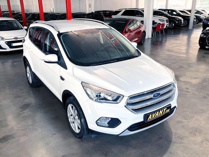 Usado Ford Kuga Trend 120 CV (88 kW) 2019 Blanco SUV