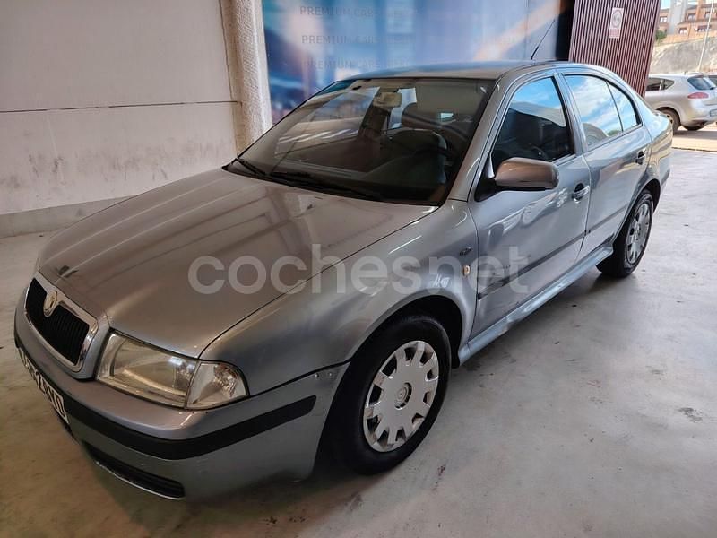 Gris / plata Usado 2002 Skoda Octavia Ambiente Berlina | 1980 € - Imagen 1/4