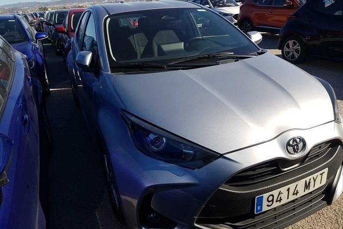Usado Toyota Yaris Hybrid Active 116 CV (85 kW) 2025 Gris Utilitario