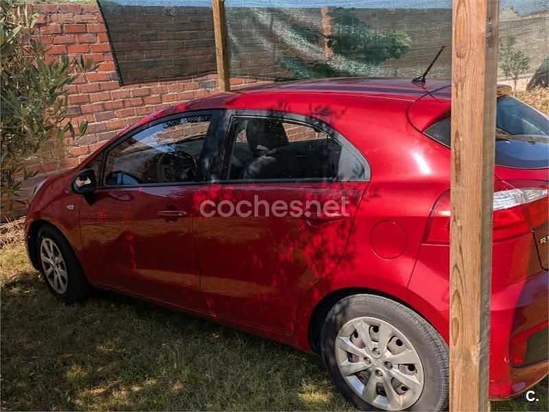 Rojo Usado 2015 Kia Rio Berlina | 6500 € (Buen precio) - Imagen 1/4