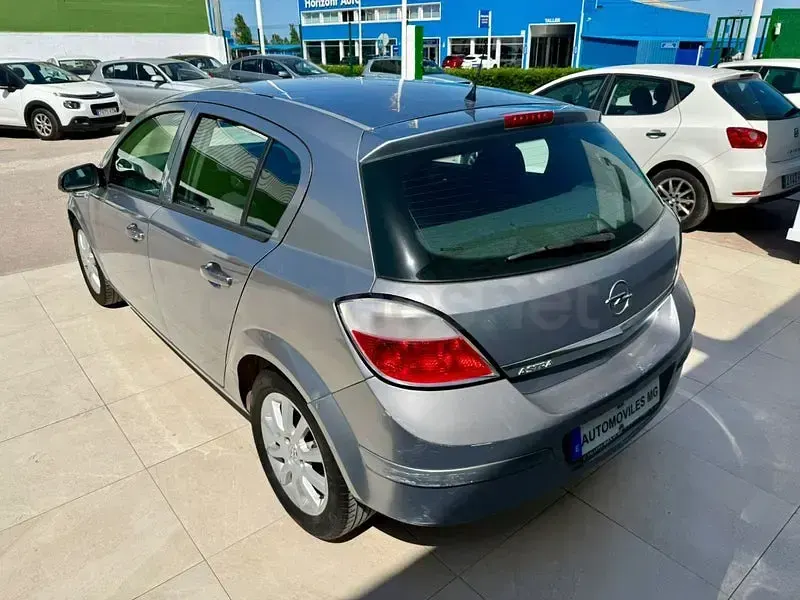 Usado Opel Astra Essentia 90 CV (66 kW) 2005 Gris / plata Berlina