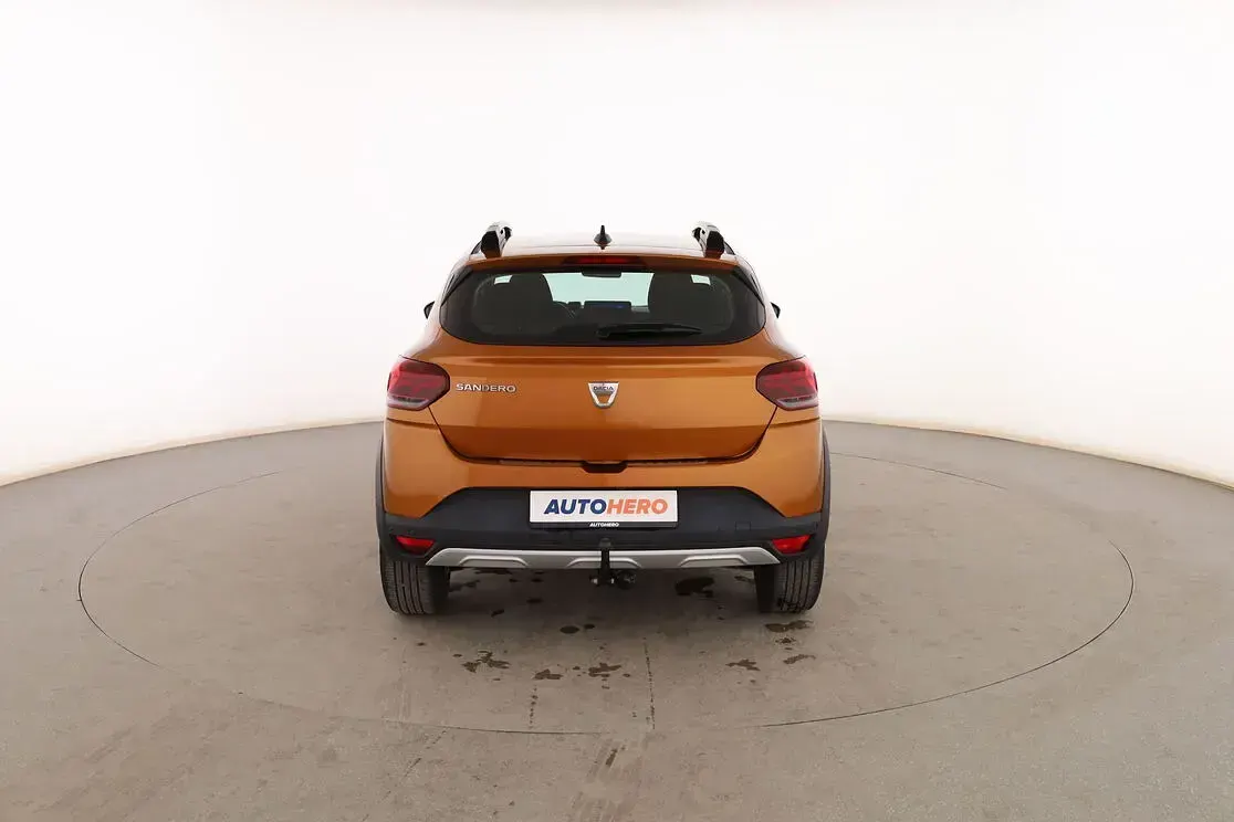 Usado Dacia Sandero Comfort 91 CV (66 kW) 2022 Dorado Berlina