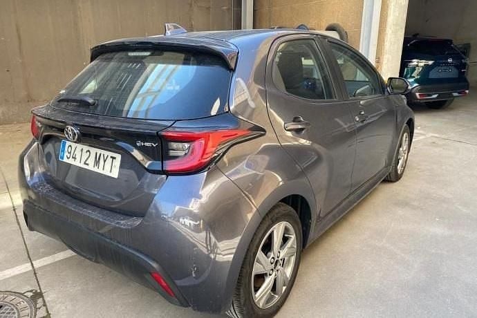 Usado Toyota Yaris Hybrid Active 116 CV (85 kW) 2025 Gris Utilitario