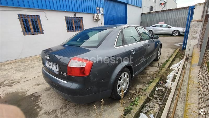 Usado Audi A4 130 CV (95 kW) 2003 Gris / plata Berlina