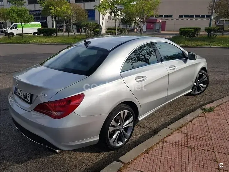 Usado Mercedes CLA220 Urban 170 CV (125 kW) 2014 Gris / plata Berlina