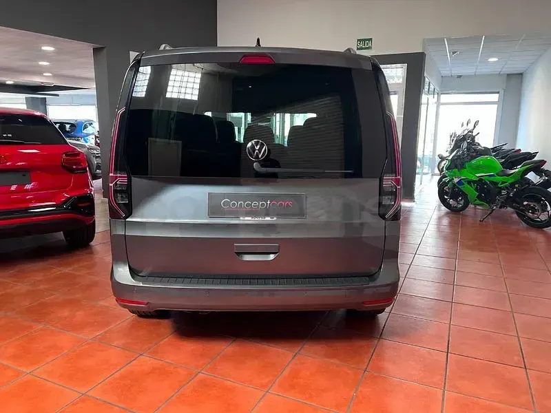 Usado VW Caddy 122 CV (89 kW) 2023 Gris / plata Monovolumen
