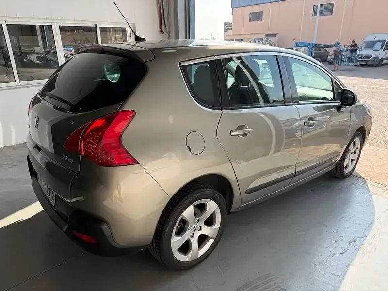Usado Peugeot 3008 Active 115 CV (84 kW) 2013 Beige Familiar