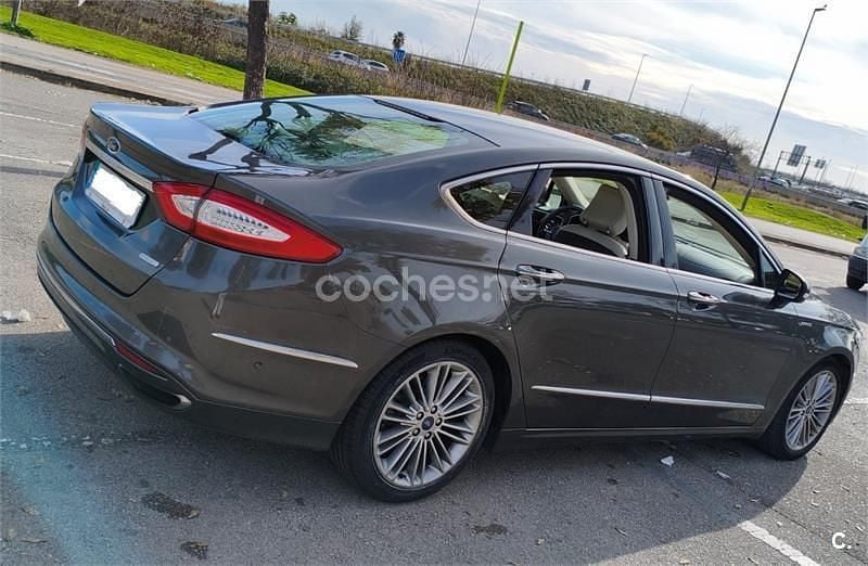 Usado Ford Mondeo Vignale 240 CV (176 kW) 2015 Gris / plata Berlina