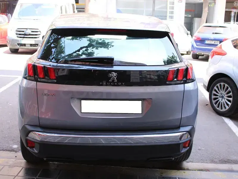 Usado Peugeot 3008 Active 130 CV (95 kW) 2020 Gris / plata SUV