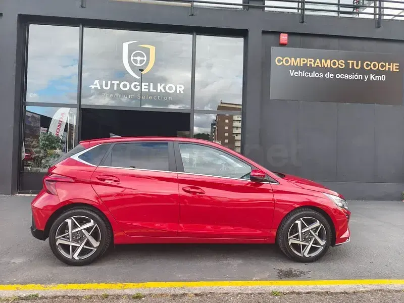 Usado Hyundai i20 100 CV (73 kW) 2025 Rojo Utilitario