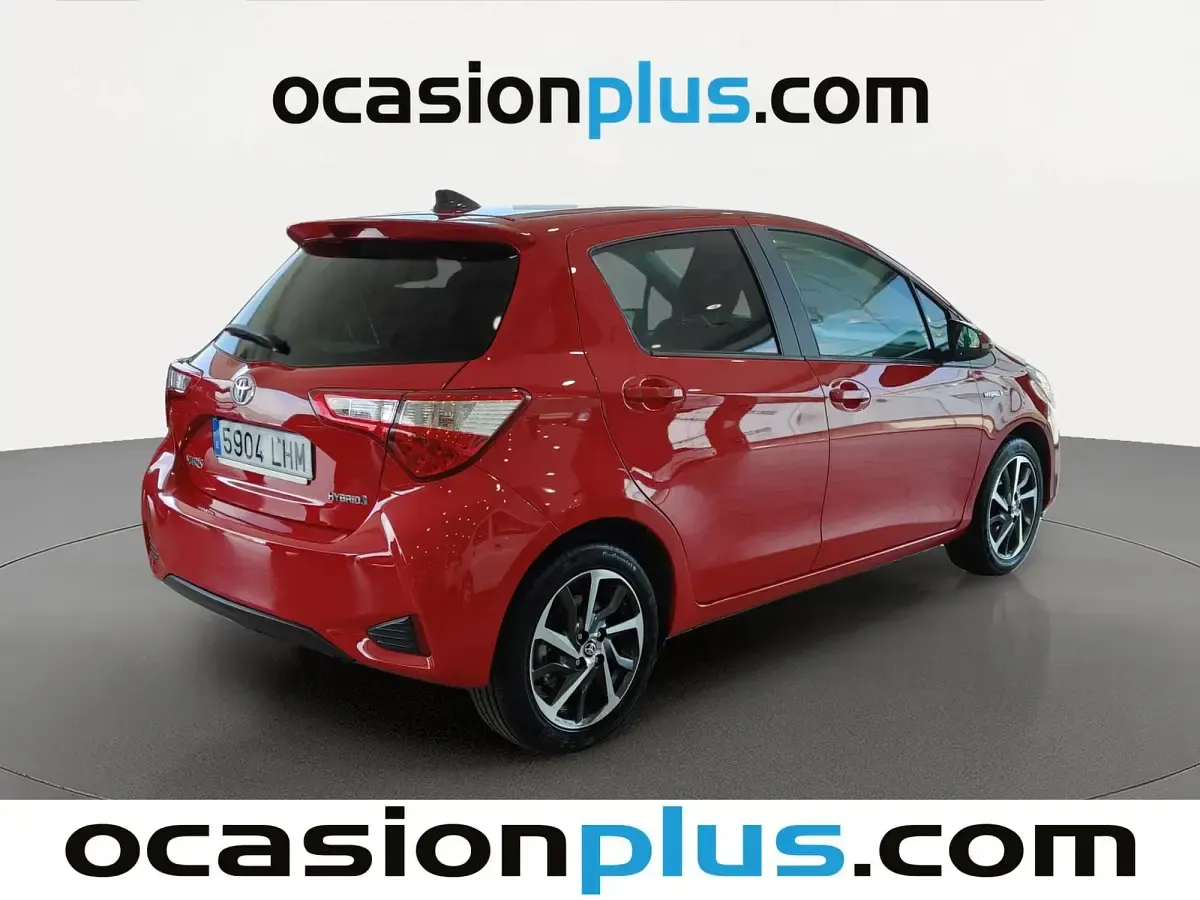 Usado Toyota Yaris 100 CV (73 kW) 2020 Rojo Utilitario