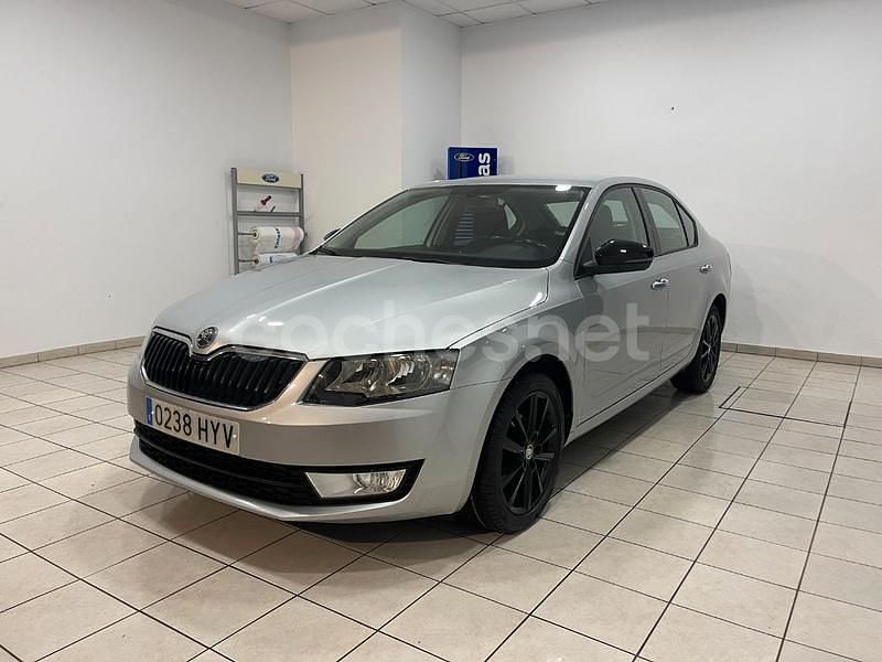 Gris / plata Usado 2014 Skoda Octavia Ambition Berlina | 8500 € (Precio justo) - Imagen 1/4
