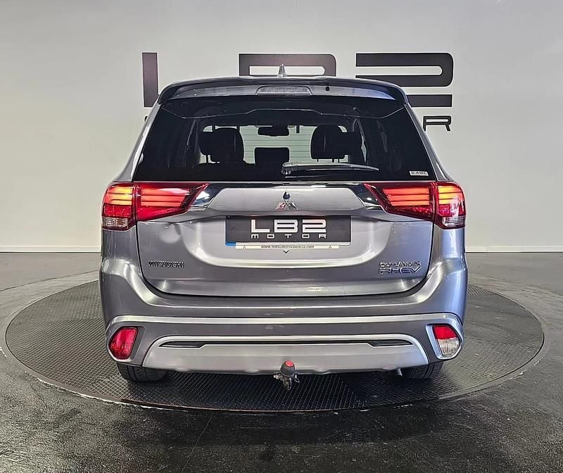 Usado Mitsubishi Outlander P-HEV Motion 224 CV (164 kW) 2018 Gris SUV