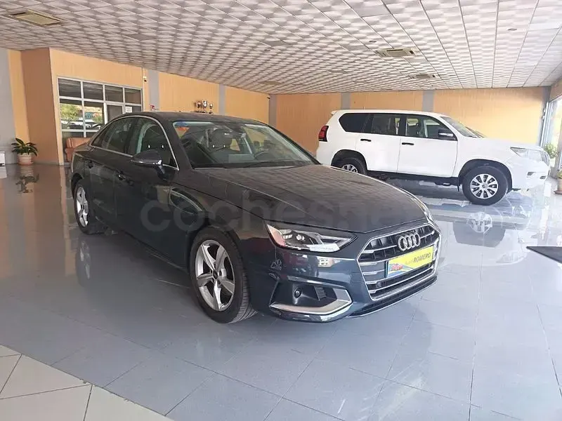 Usado Audi A4 Advanced Plus 136 CV (100 kW) 2021 Gris / plata Berlina
