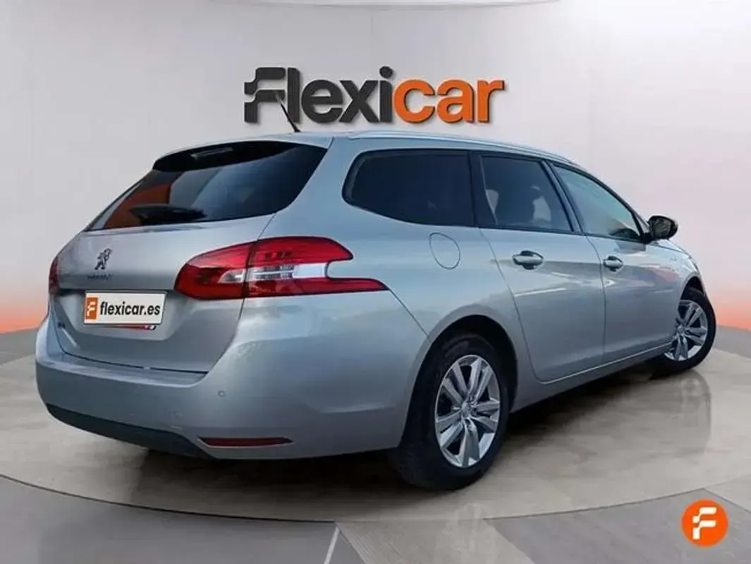 Usado Peugeot 308 Active 110 CV (80 kW) 2017 Gris Utilitario