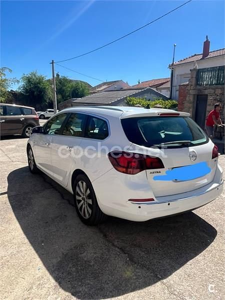 Usado Opel Astra Sportive 130 CV (95 kW) 2013 Blanco Familiar