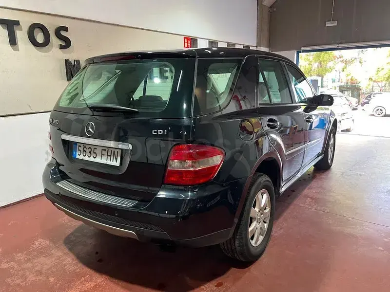 Usado Mercedes ML320 224 CV (164 kW) 2006 Negro SUV