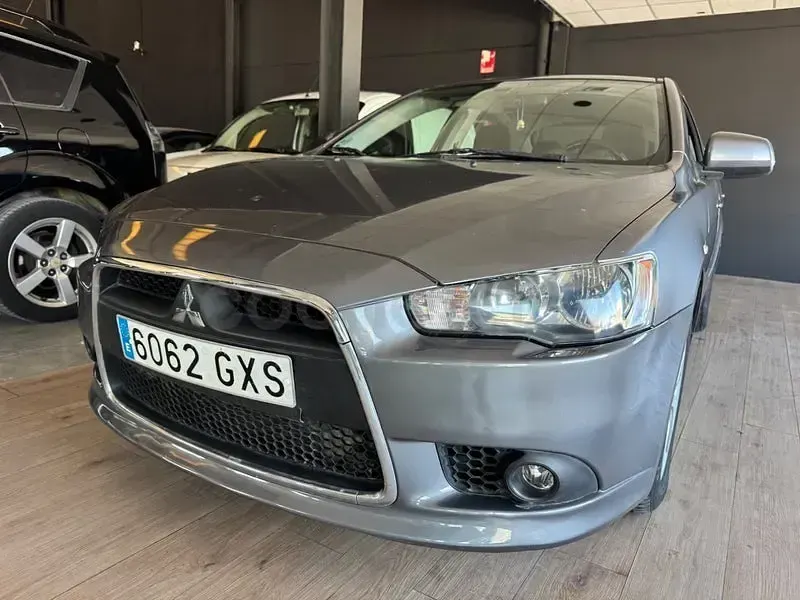 Usado Mitsubishi Lancer Sportback Invite 140 CV (102 kW) 2010 Gris / plata Berlina