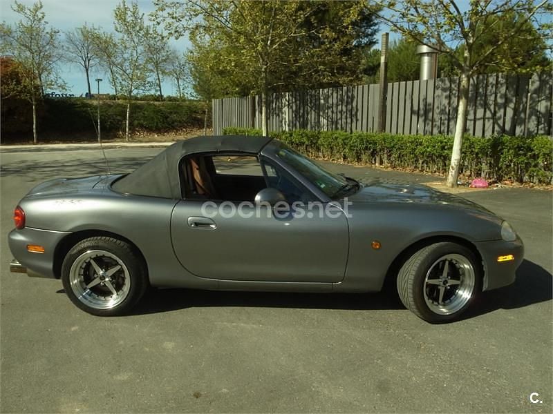 Usado Mazda MX5 110 CV (80 kW) 2003 Gris / plata Descapotable