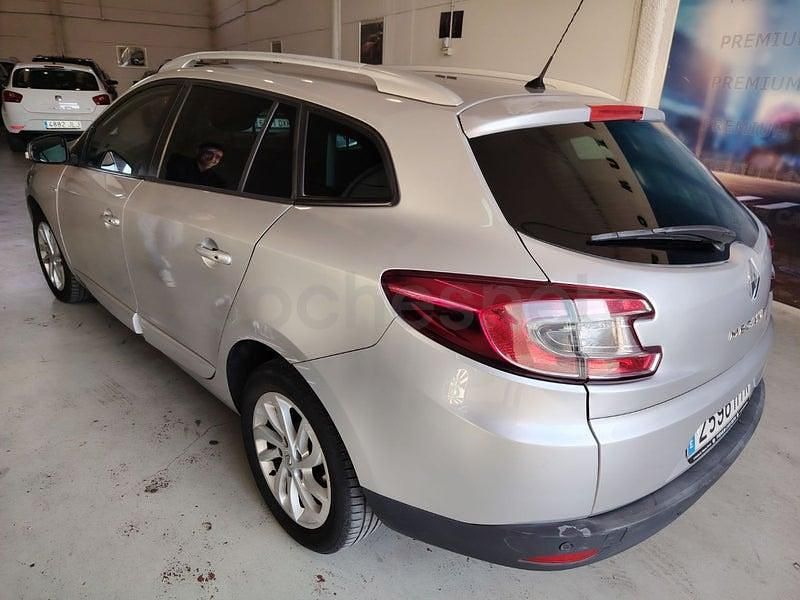 Usado Renault Mégane LIMITED 115 CV (84 kW) 2014 Gris / plata Berlina