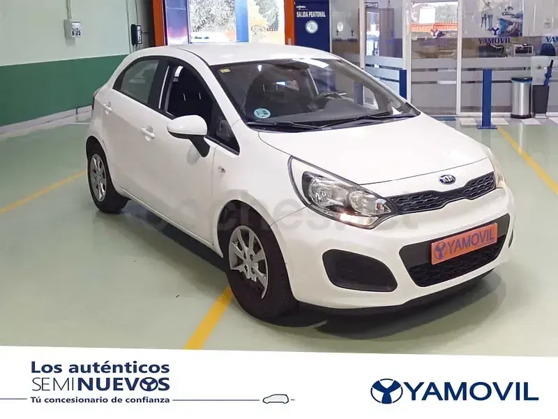 Usado Kia Rio 85 CV (62 kW) 2014 Blanco Berlina