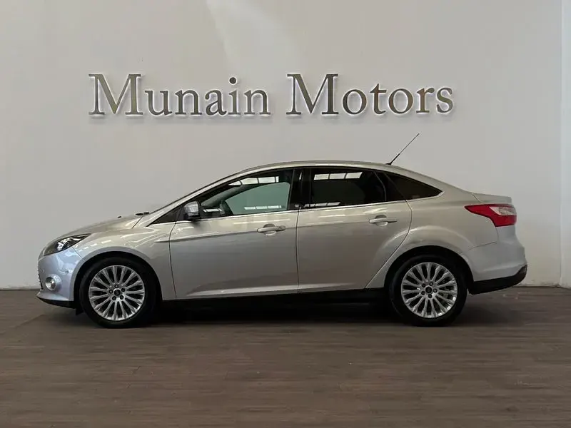 Usado Ford Focus Titanium 115 CV (84 kW) 2011 Gris / plata Berlina