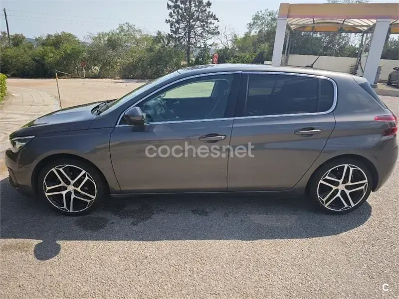 Usado Peugeot 308 Allure 130 CV (95 kW) 2018 Gris / plata Berlina