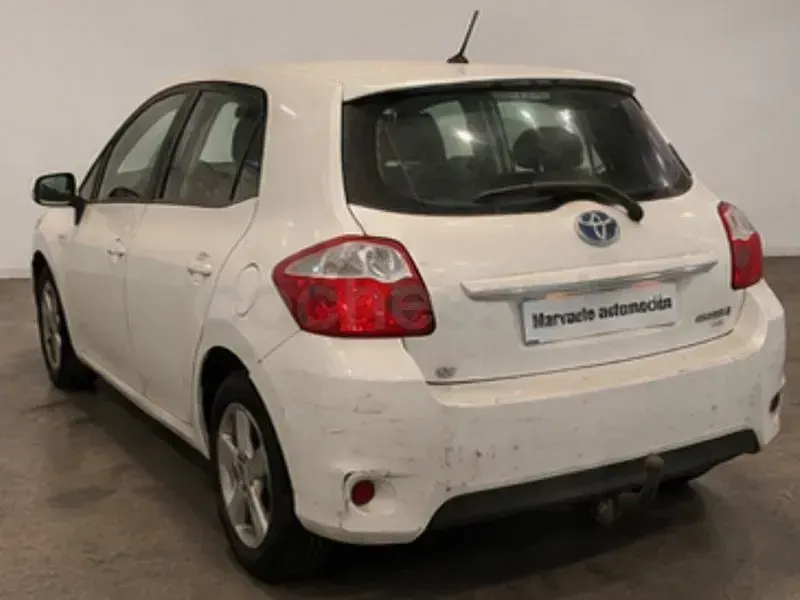 Usado Toyota Auris Hybrid Advance 135 CV (99 kW) 2011 Blanco Berlina
