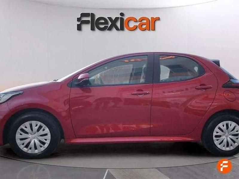 Usado Toyota Yaris Hybrid Active 116 CV (85 kW) 2023 Rojo Utilitario
