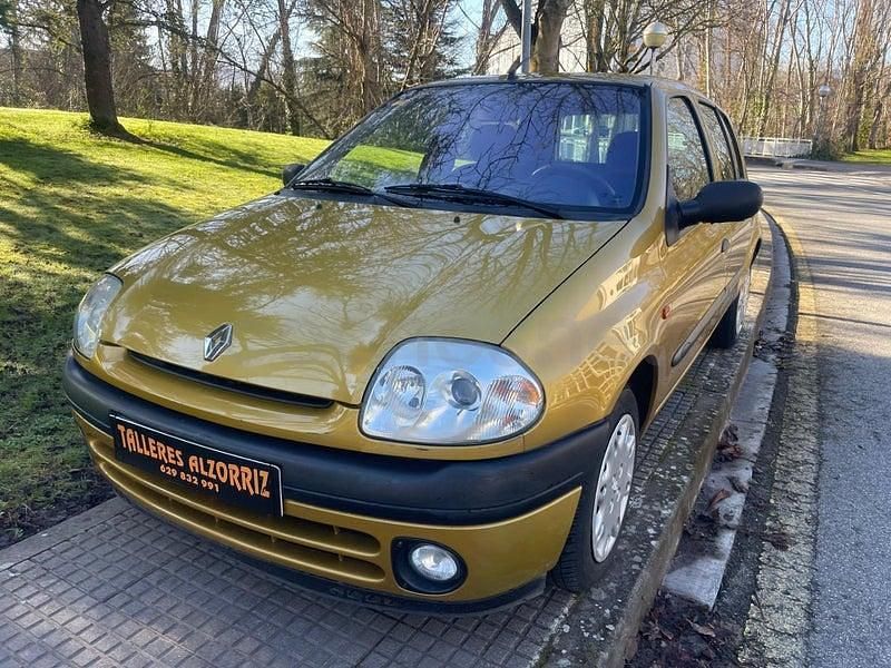 Usado Renault Clio II 60 CV (44 kW) 2001 Amarillo Berlina