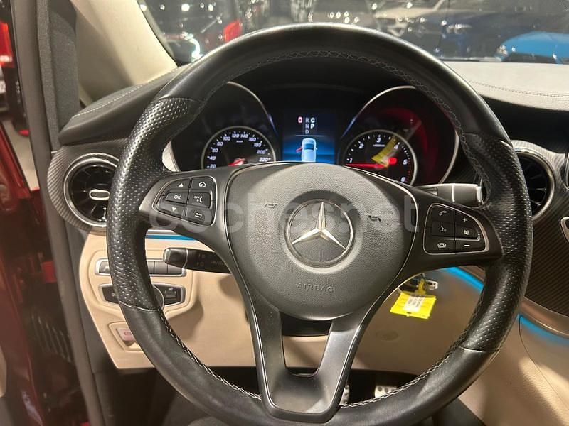 Usado Mercedes V300 Avantgarde 239 CV (175 kW) 2022 Granate Monovolumen