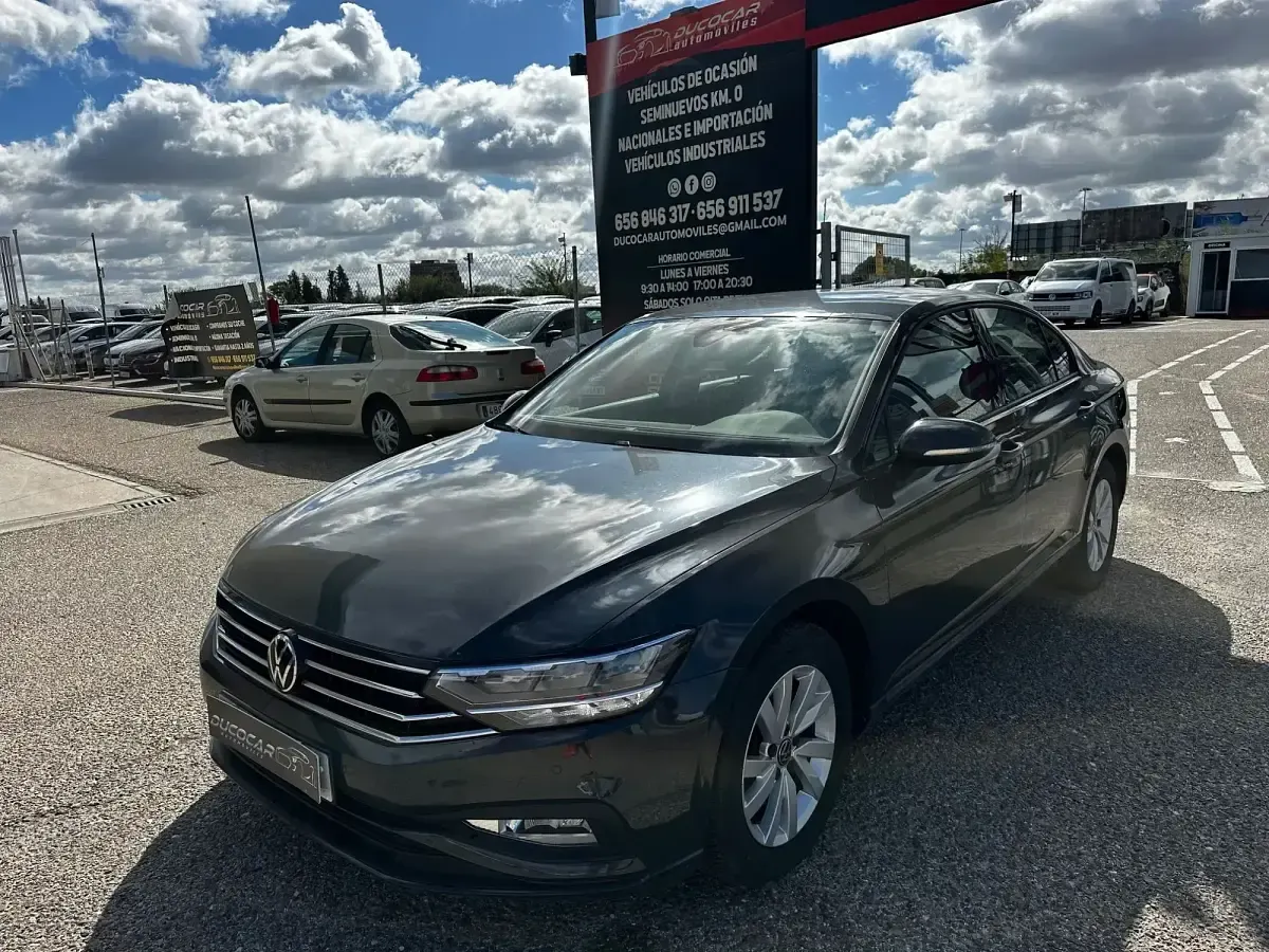 Usado VW Passat Business 122 CV (89 kW) 2021 Gris / plata Berlina