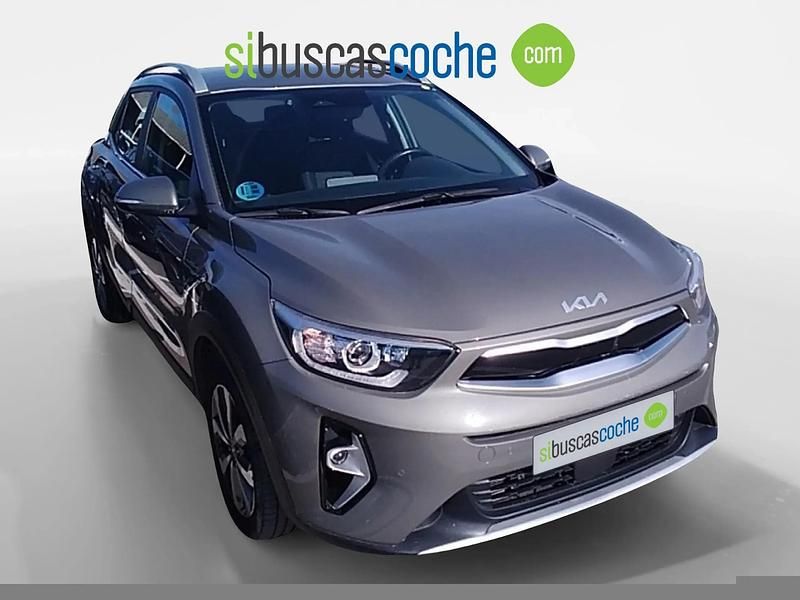 Usado Kia Stonic 120 CV (88 kW) 2023 Gris/plata SUV