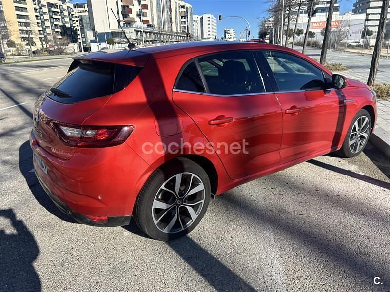 Usado Renault Mégane IV Bose Edition 130 CV (95 kW) 2018 Rojo Berlina