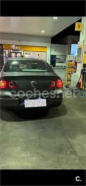 Usado VW Passat Advance 140 CV (102 kW) 2006 Gris / plata Familiar