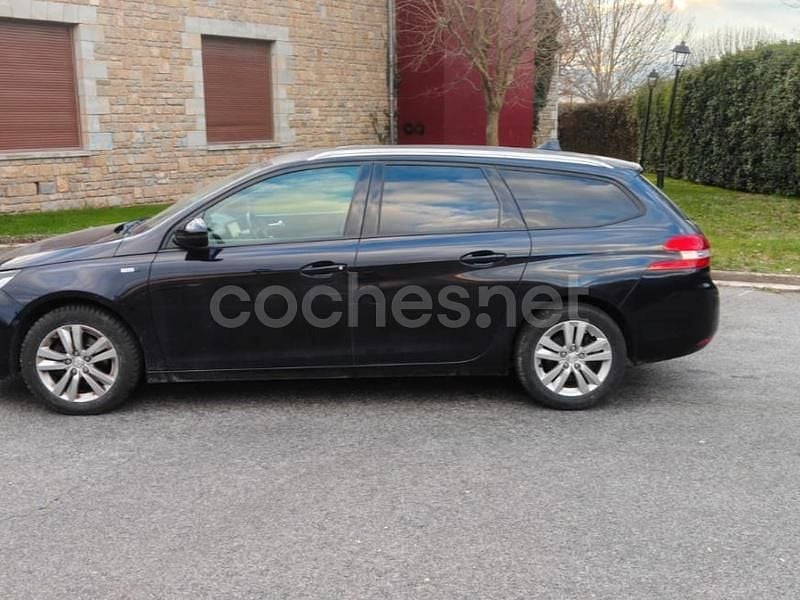 Usado Peugeot 308 SW Active 130 CV (95 kW) 2016 Azul Familiar