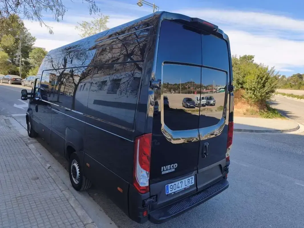 Usado Iveco Daily 136 CV (100 kW) 2021 Negro Van