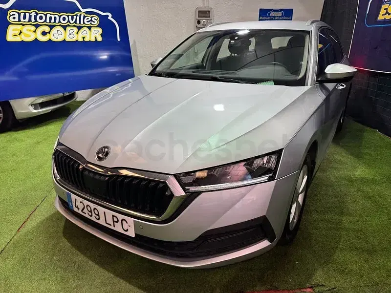 Usado Skoda Octavia Ambition 150 CV (110 kW) 2021 Gris / plata Familiar