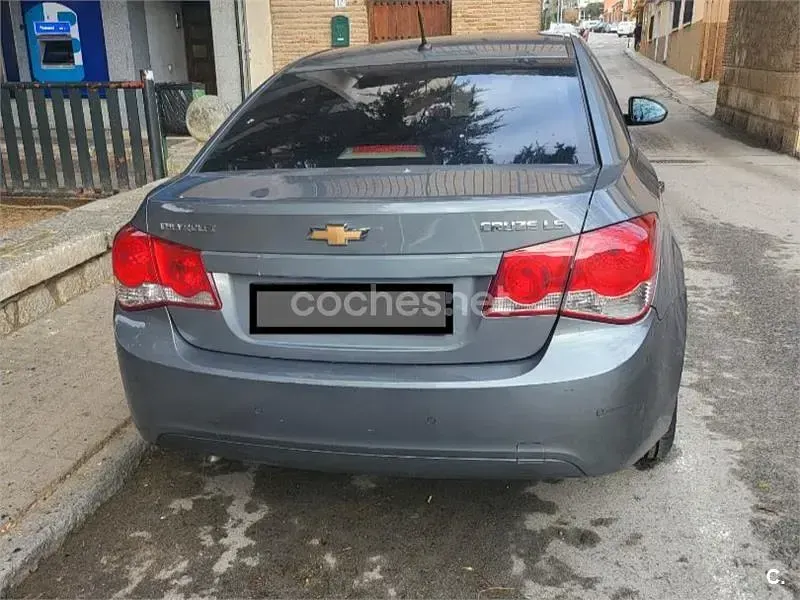 Usado Chevrolet Cruze LS 113 CV (83 kW) 2010 Gris / plata Berlina