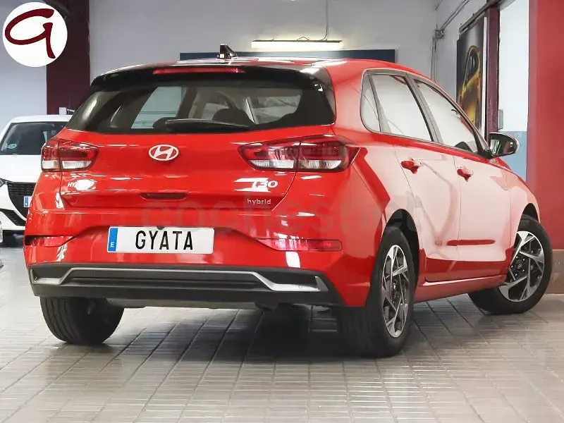 Usado Hyundai i30 100 CV (73 kW) 2024 Rojo Berlina