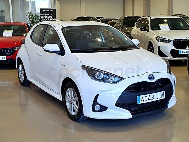 Usado Toyota Yaris Hybrid Active 100 CV (73 kW) 2020 Blanco Berlina