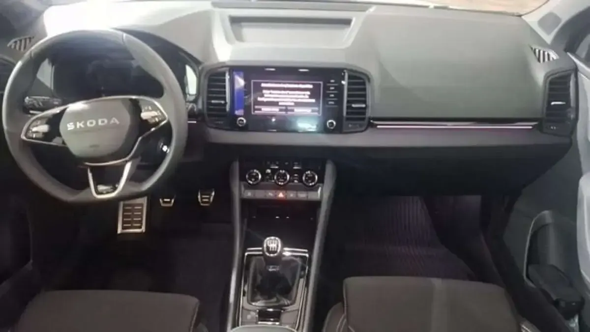 Usado Skoda Karoq SportLine 150 CV (110 kW) 2025 Plateado SUV