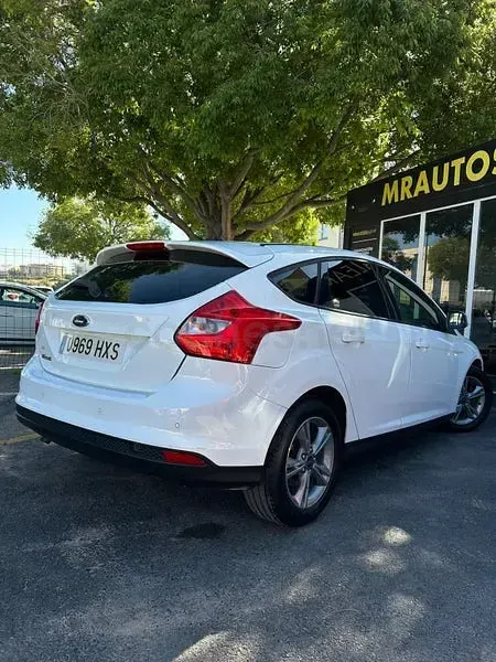 Usado Ford Focus 125 CV (91 kW) 2014 Blanco Berlina