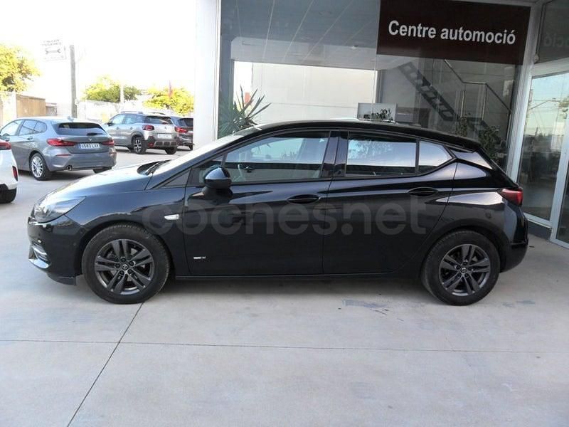 Usado Opel Astra Design & Tech 105 CV (77 kW) 2021 Negro Berlina