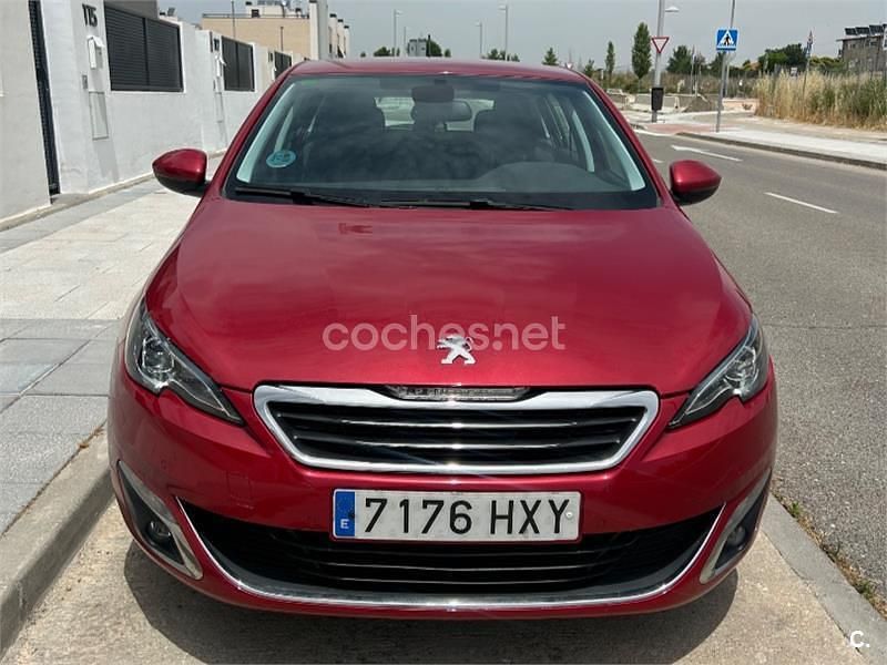 Usado Peugeot 308 Allure 130 CV (95 kW) 2014 Granate Berlina