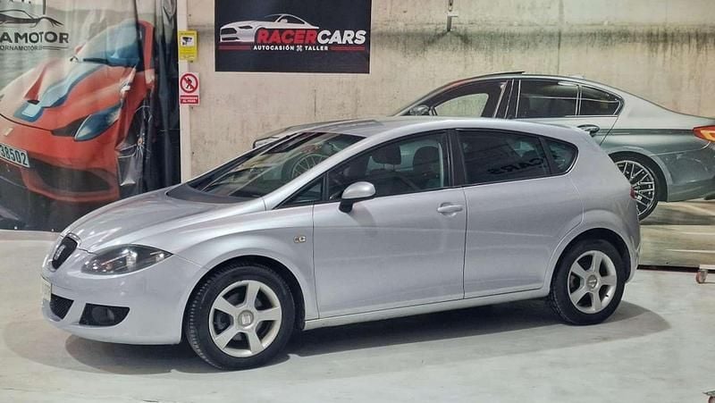 Usado Seat Leon Sport 105 CV (77 kW) 2005 Gris / plata Utilitario