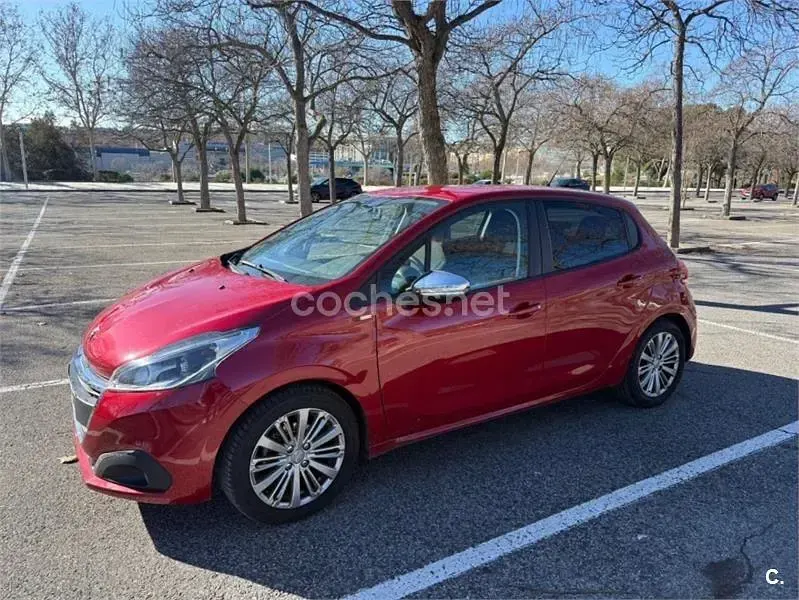 Usado Peugeot 208 Active 100 CV (73 kW) 2016 Rojo Utilitario