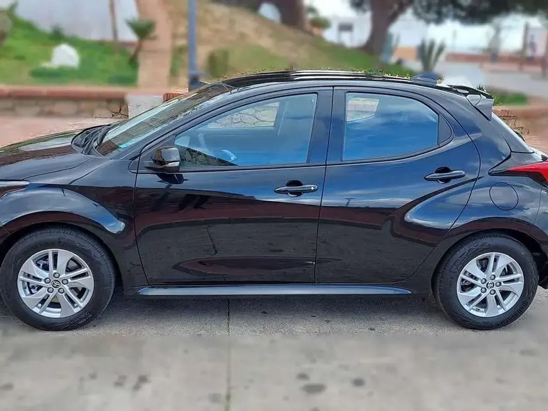Usado Toyota Yaris Hybrid Active 92 CV (67 kW) 2022 Negro Berlina